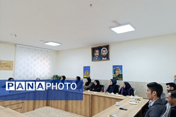  جلسه شورای معلمان دبستان شهید رجایی با محوریت طرح «رهیافت»