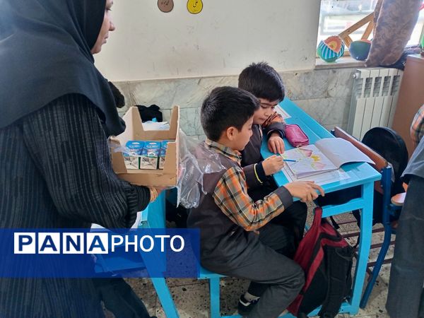 توزیع شیر گامی برای سلامت و نشاط دانش‌آموزان در دبستان شهید پسندیده فدافن 