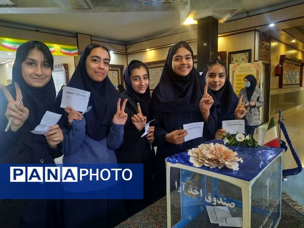 انتخاب نماینده دانش آموزان در دبیرستان نمونه فرهنگ مهشید مصلی نژاد ناحیه ۶
