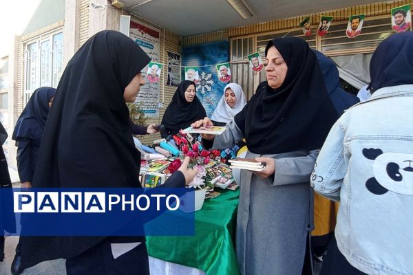 گرامیداشت ۱۳ آبان و یاد شهدای دانش‌آموز سال 57 در دبیرستان فرزانگان قوچان
