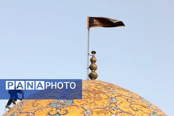 آیین مذهبی تعویض پرچم گنبد حرم مطهر حضرت سلطانعلی ابن امام محمد باقر(ع)