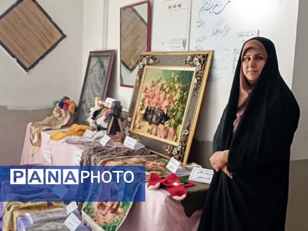نمایشگاه آثار هنری معلمان دبیرستان جفایی در هفته معلم