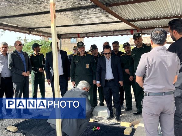 بازدید و غبار روبی مسئولین از مزار شهدای روستای دهنو خلیل آباد 