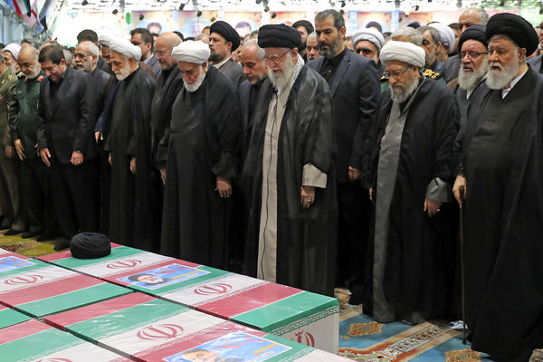 اقامه نماز بر پیکر رئیس‌جمهور شهید و همراهان گرامی ایشان