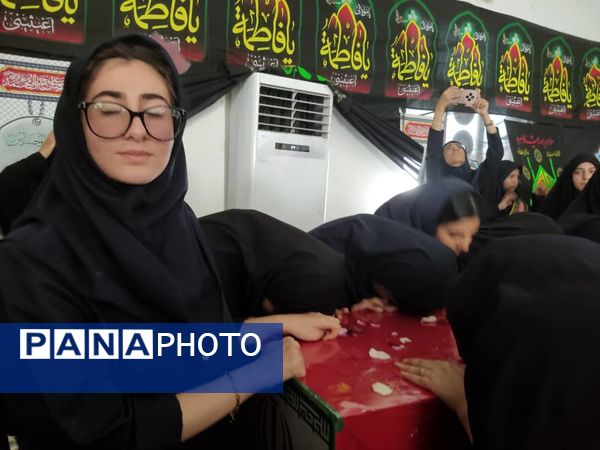 استقبال پرشور از شهید گمنام در هنرستان زهرای مرضیه بندرعباس