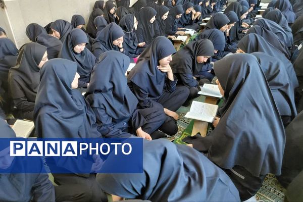 محفل انس با قرآن در دبیرستان معارف ناحیه ۴ شیراز 