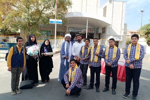 قدردانی پیشتازان دبیرستان باقریه از فرشتگان سفیدپوش در بیمارستان موسی بن جعفر(ع)