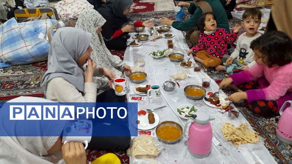 اعتکاف دانش آموزی در مسجد فاطمیه گنبد سبز نیشابور