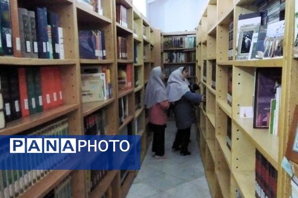 گرامیداشت هفته کتاب و کتاب‌خوانی در دبستان دخترانه جعفریه با حضور پرشور دانش‌آموزان