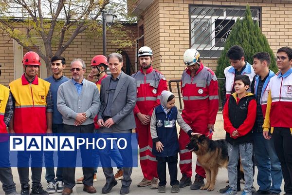 اجرای مانور زلزله با حضور مسئولان در مدرسه استاد مطهری رباط‌کریم