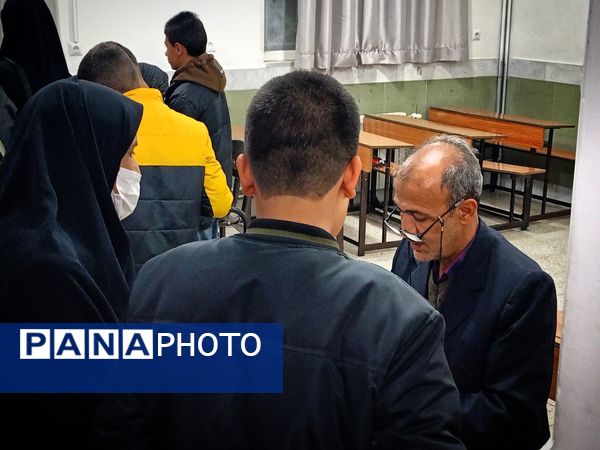 تحویل کارنامه هشدار دانش آموزان به اولیا دبیرستان میثاق