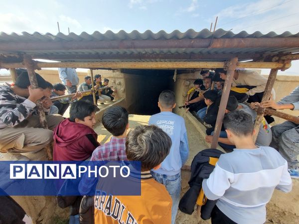 بازدید دانش‌آموزان دبیرستان نمونه دولتی پژوهش آشخانه از محوطه تاریخی ریوی