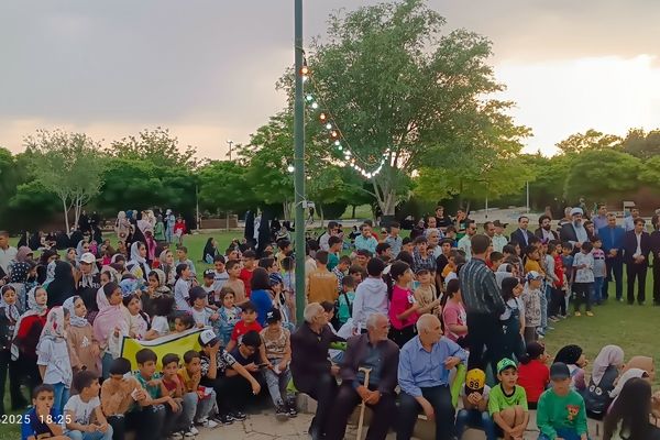 پیاده‌روی خانوادگی دهه ولایت در دمق، شور و جایزه هدیه آورد.