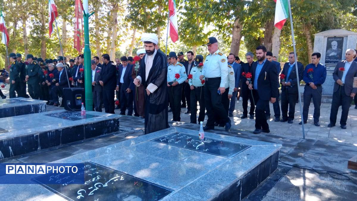 گلباران مزار شهدای اهر به‌مناسبت آغاز هفته دفاع مقدس