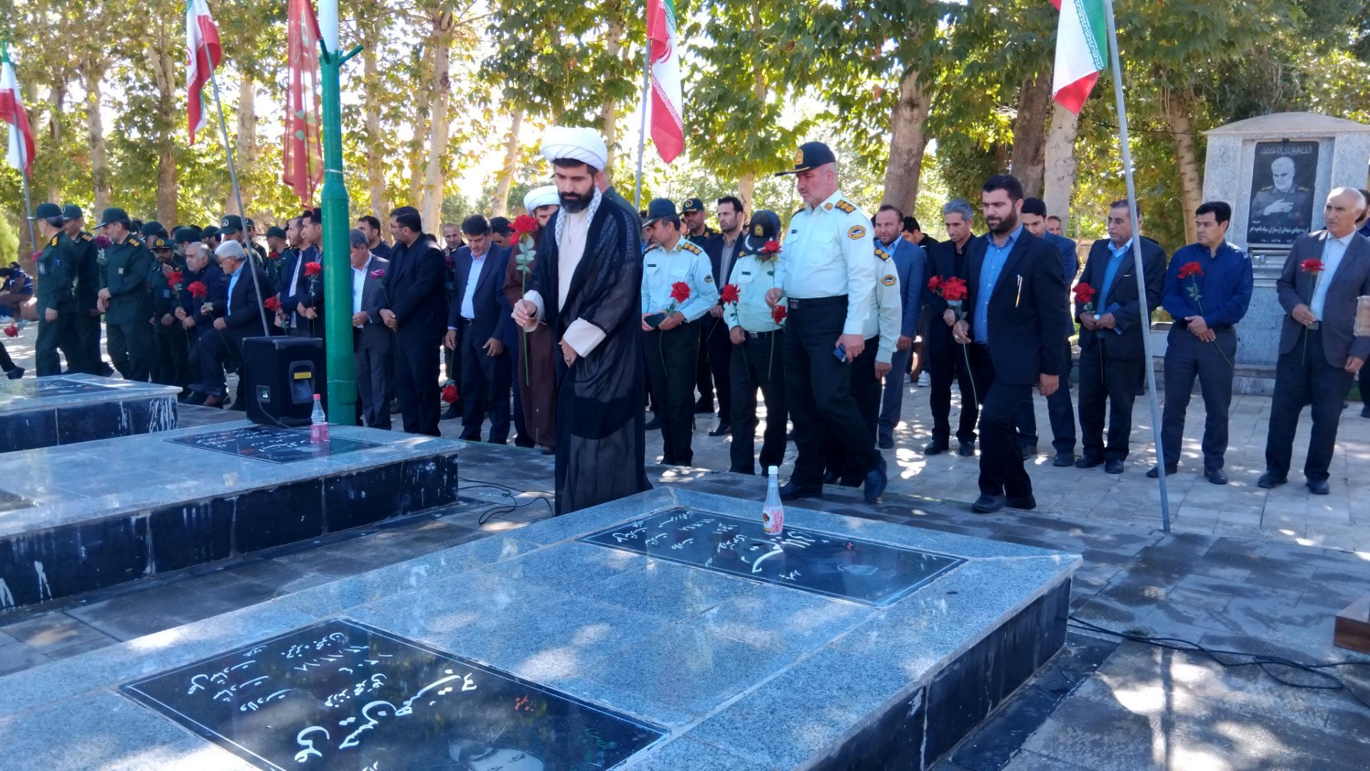 گلباران مزار شهدای اهر به‌مناسبت آغاز هفته دفاع مقدس