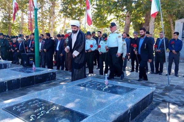 گلباران مزار شهدای اهر به‌مناسبت آغاز هفته دفاع مقدس