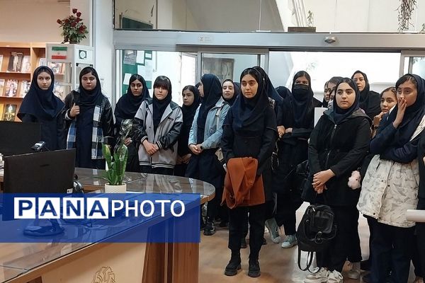 بازدید دانش‌آموزان از کتابخانه فرهنگسرای قلم در بهارستان‌دو