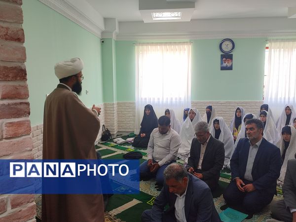 آیین نواختن زنگ نماز  باشعار «مِهربامُهر» در دبیرستان دوره اول آرمینه مصلی‌نژاد