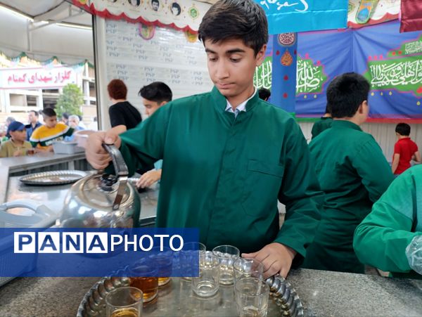 گوشه‌ای از راهپیمایی غدیر خونین در مشهد مقدس