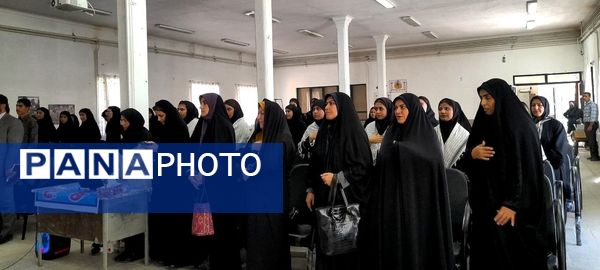 مراسم تجلیل از دانش‌آموزان برتر جشنواره فرهنگی هنری امید فردا در دبیرستان فاطمه الزهرا شهرستان اسدآباد 