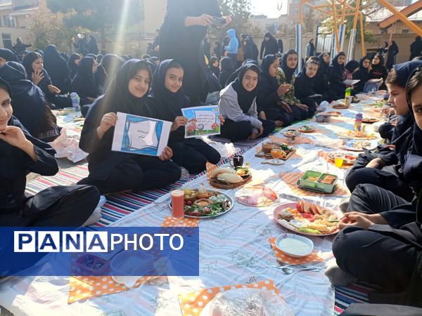 جشنواره صبحانه سالم در دبیرستان علی افشارنژاد ناحیه۶ مشهد