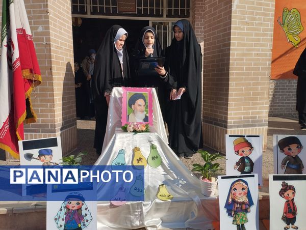 نواختن زنگ انقلاب در مدرسه انقلاب اسلامی ناحیه پنج 