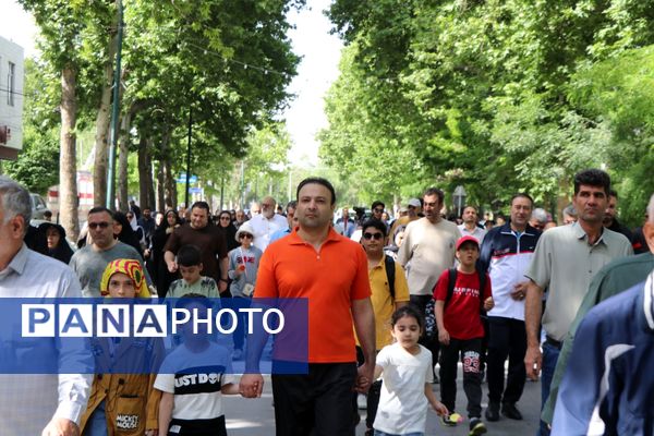 پیاده روی بزرگ خانوادگی در کرمانشاه 