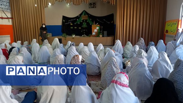 برگزاری نماز جماعت در دبستان زیور کاظمی شهرستان تفرش