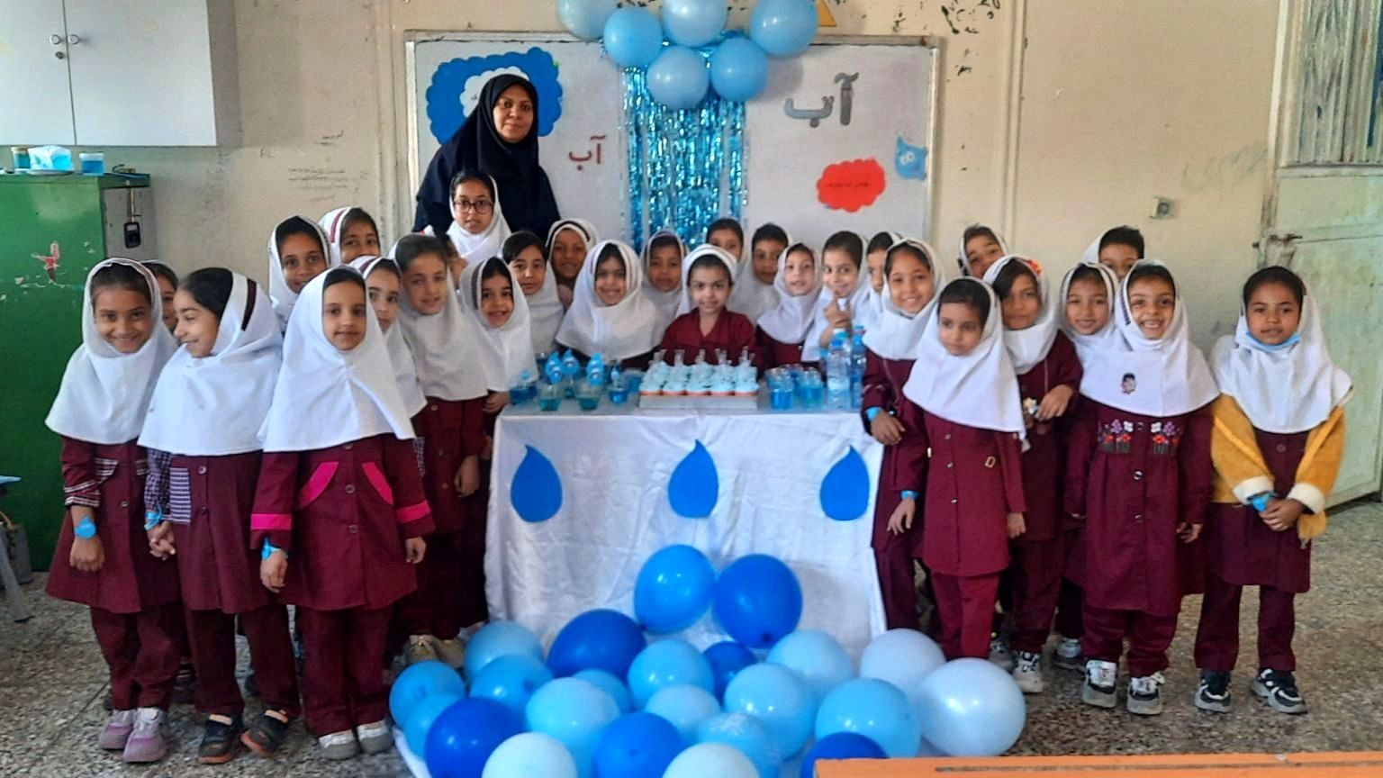 جشن «آب» در کلاس اول دبستان استقلال حاجی‌آباد