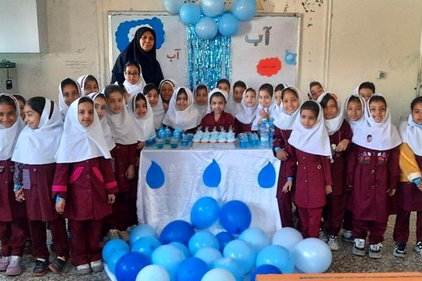 جشن «آب» در کلاس اول دبستان استقلال حاجی‌آباد