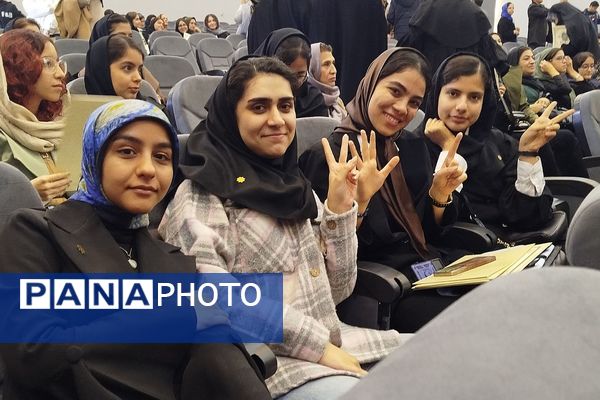 تقدیر از رتبه‌های برتر کنکور در اداره آموزش‌و‌پرورش شهرستان اسلامشهر 