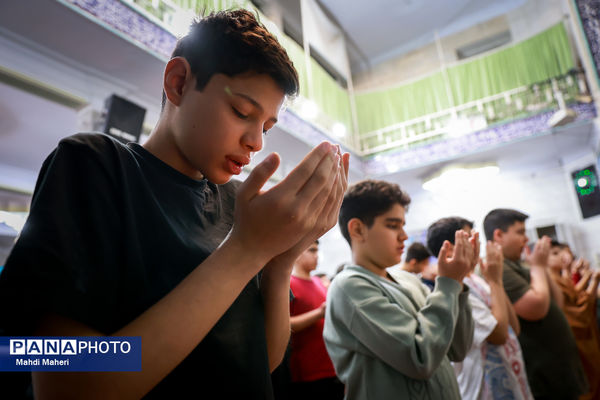 اعتکاف دانش‌آموزی در مسجد امام عصر (عج)