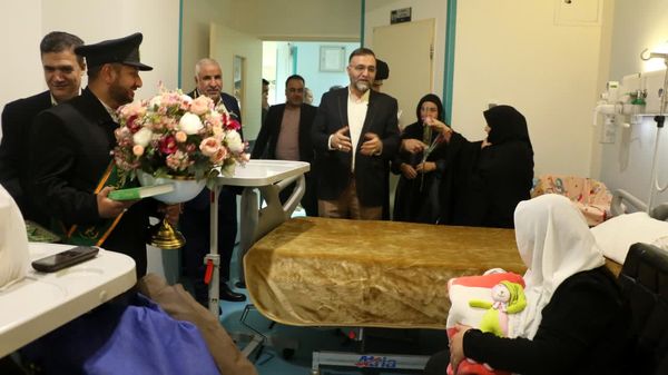 اهدای شاخه‌های گل به بیماران همزمان با ایام نوروز در قم