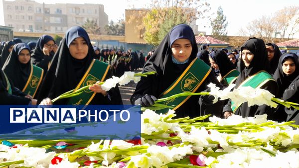 حال‌وهوای معنوی دانش‌آموزان در استقبال از پیکر شهید ۲۳ ساله در مدرسه شهید عصمت ناحیه 3 کرج 