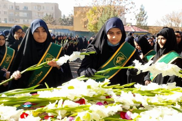 حال‌وهوای معنوی دانش‌آموزان در استقبال از پیکر شهید ۲۳ ساله در مدرسه شهید عصمت ناحیه 3 کرج 