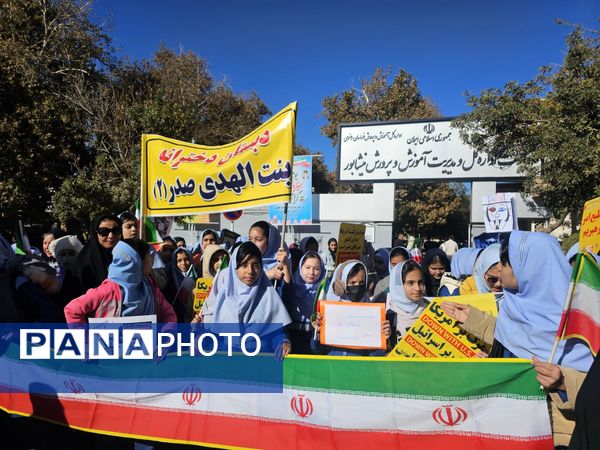 حضور پرشور دانش‌آموزان در راهپیمایی روز ۱۳ آبان