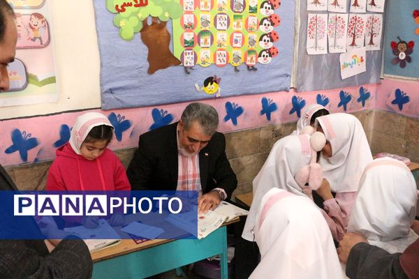 هم‌اندیشی مدیر و معلمان"دبستان گل‌های بهشت" فیروزکوه