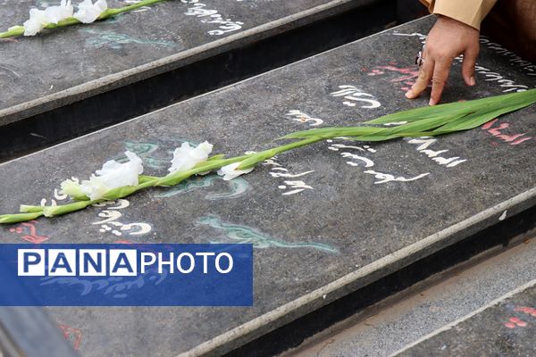 مراسم غبارروبی مزار شهدای فرهنگی در پاکدشت 
