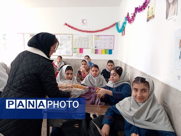 ایستگاه صلواتی دانش‌آموزان دانش‌نیا؛ تجلی ارادت به حضرت فاطمه زهرا(س)