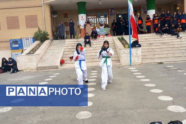 هنرنمایی دانش‌آموزان در رشته‌های ورزشی به‌مناسبت هفته تربیت‌بدنی در ناحیه 2 شهرری 