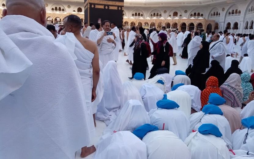 نخستین دیدار معنوی دانش‌آموزان دختر اعزامی به حج عمره با خانه خدا