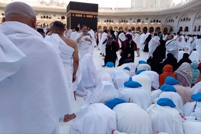 نخستین دیدار معنوی دانش‌آموزان دختر اعزامی به حج عمره با خانه خدا