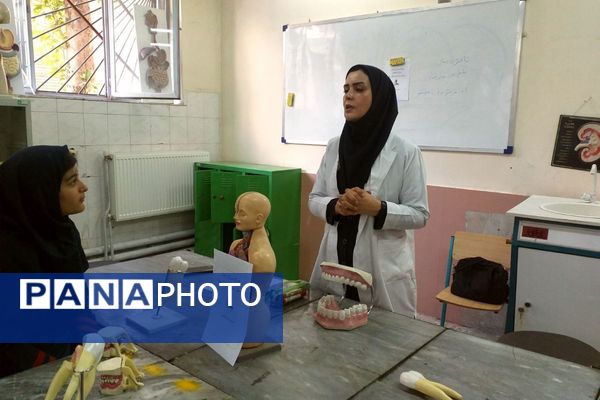 برگزاری کارگاه کار با میکروسکوپ در پژوهش‌سرای دانش‌آموزی بو‌علی سینای ملارد