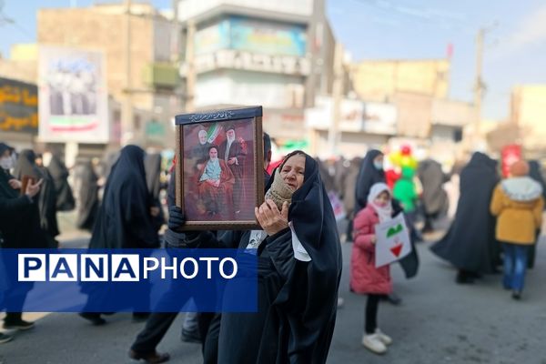 حماسه حضور مردم، فرهنگیان و دانش‌آموزان شهرستان قدس در راهپیمایی ۲۲ بهمن