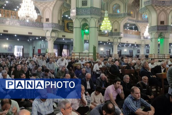 حضور مدیر آموزش و پرورش ناحیه دو شهرری در کنار دانش آموزان در نماز جمعه 