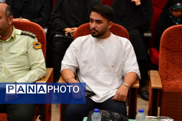 تجلیل از پسران ممتاز دبیرستان امام رضا در بهارستان‌دو