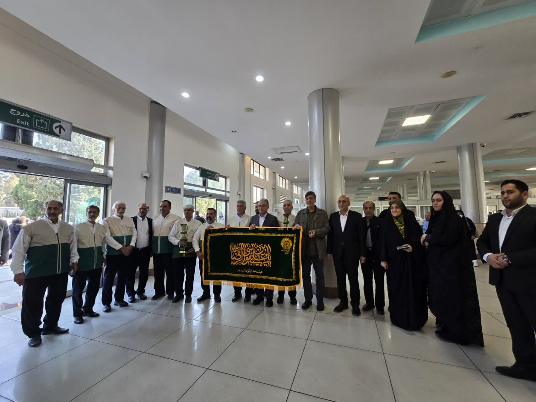 دانش‌آموزان اعزامی به حج عمره در سنین نوجوانی یکی از زیباترین خاطرات خود را  نقش بستند