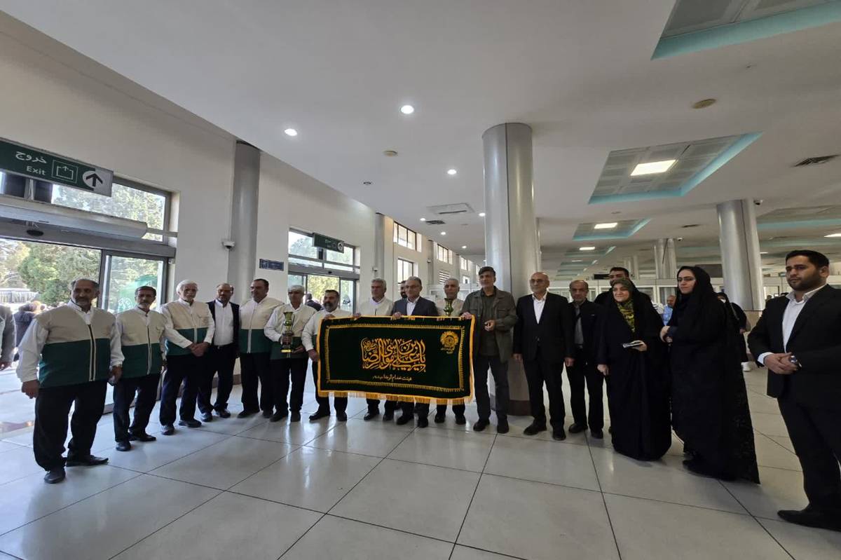 دانش‌آموزان اعزامی به حج عمره در سنین نوجوانی یکی از زیباترین خاطرات خود را  نقش بستند