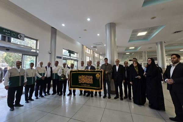 دانش‌آموزان اعزامی به حج عمره در سنین نوجوانی یکی از زیباترین خاطرات خود را  نقش بستند