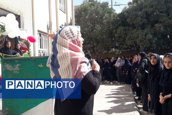 آیین بازگشایی مدارس و نواختن زنگ مهر ایثار وشهادت در دبیرستان میرزا جعفر سروقد